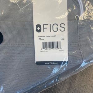 Men’s figs scrub top